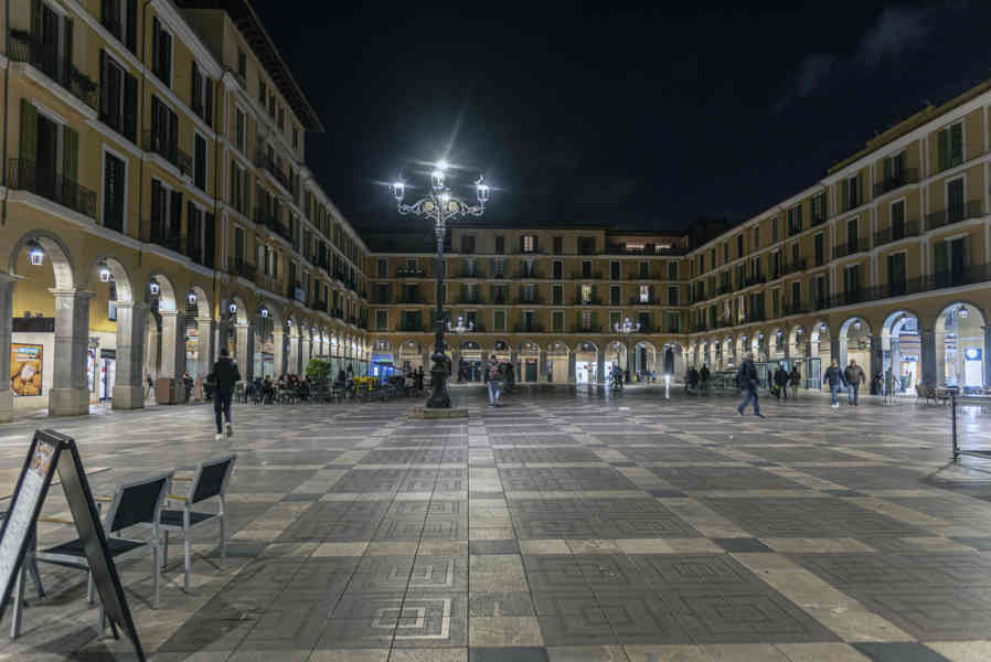 Mallorca - Palma 057 - plaza Mayor.jpg